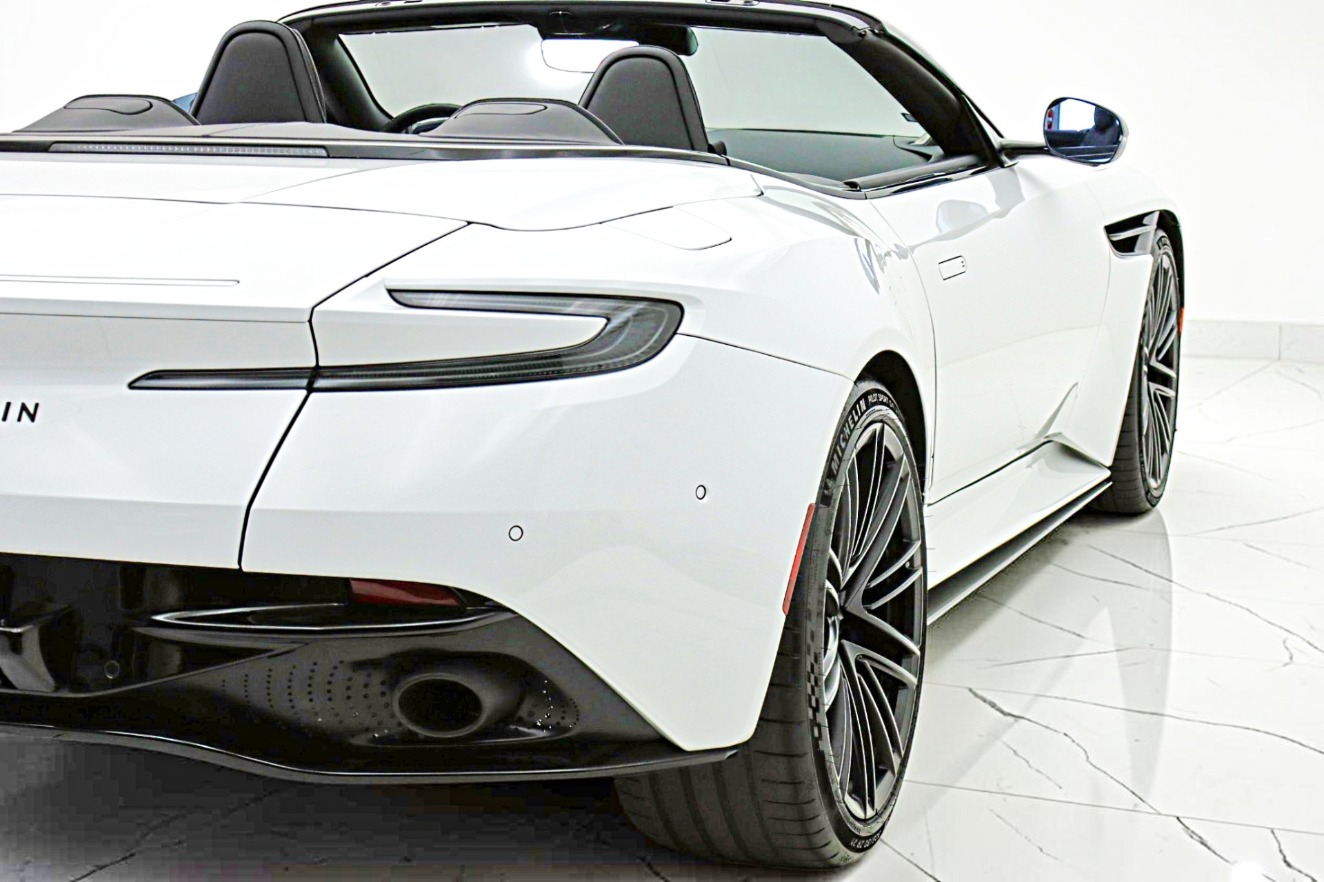 2024 Aston Martin DB12 Base - Photo 12