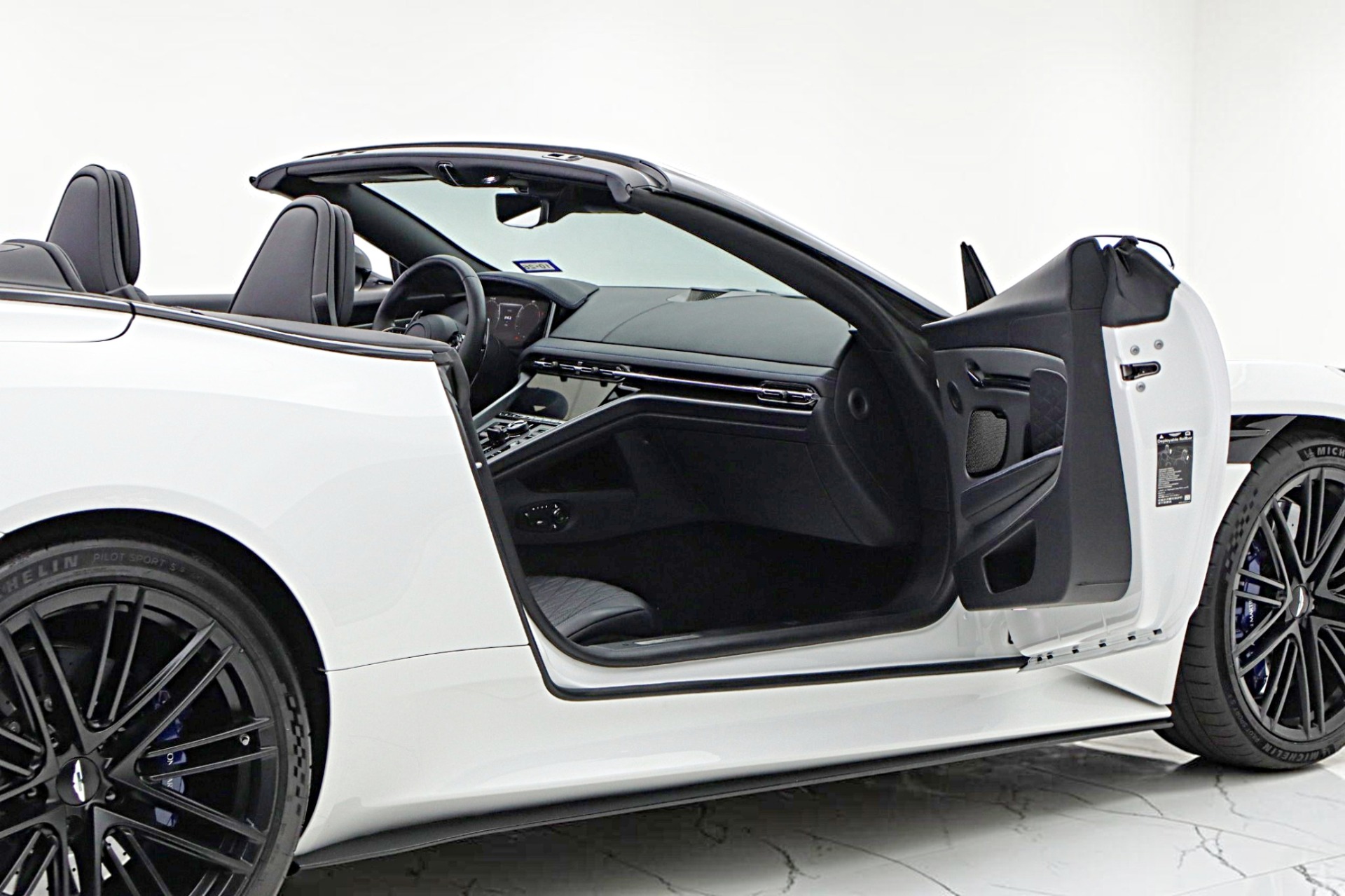 2024 Aston Martin DB12 Base - Photo 16
