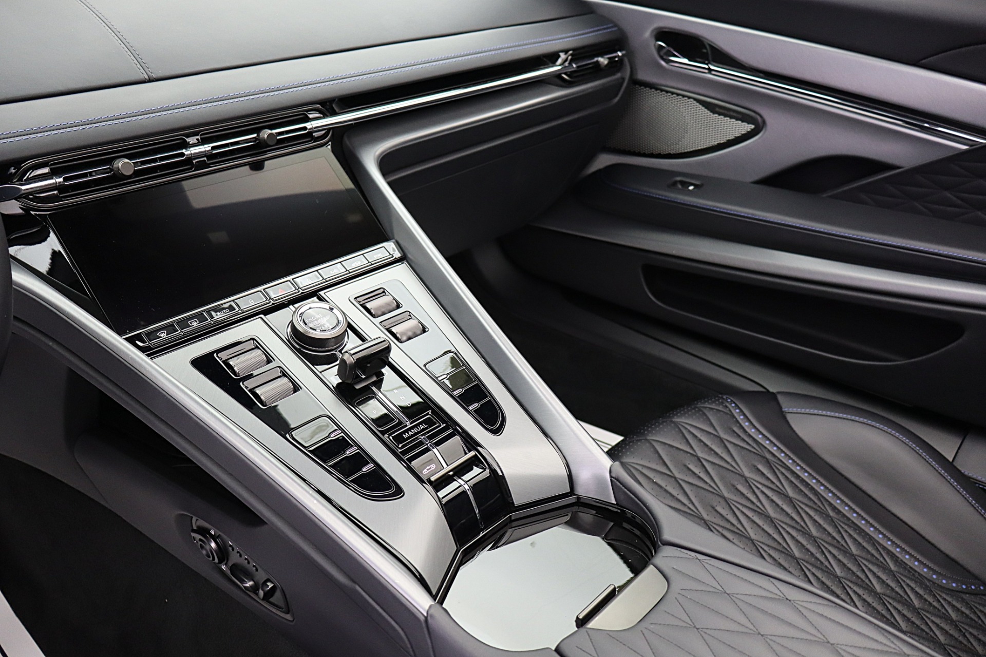 2024 Aston Martin DB12 Base - Photo 39