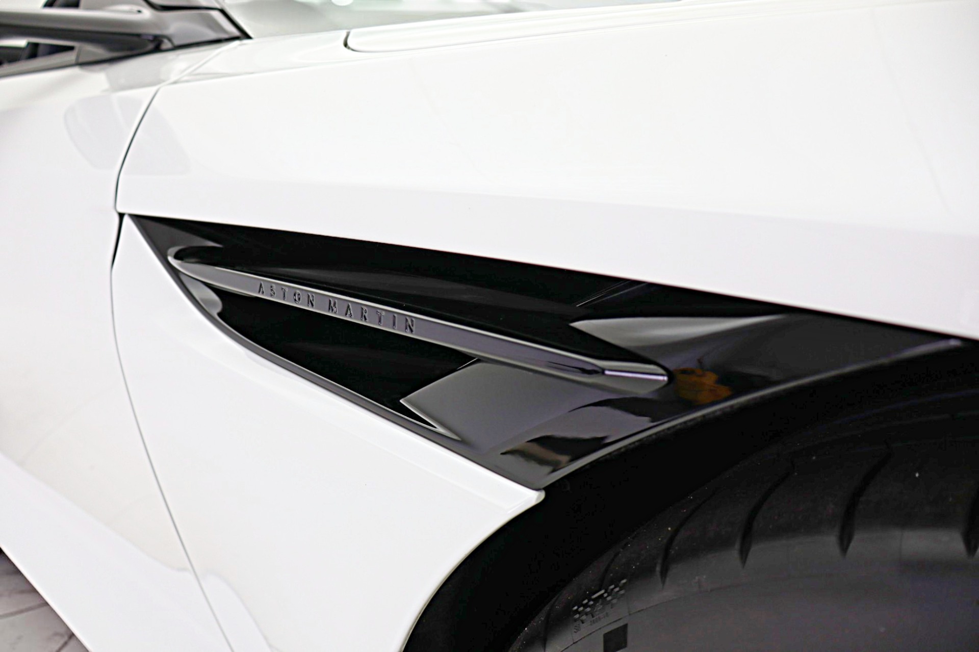 2024 Aston Martin DB12 Base - Photo 6